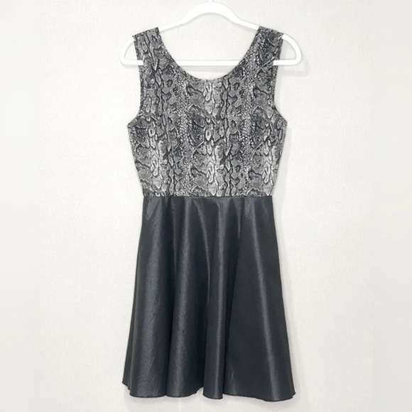 Walter Baker Python Open Back Mini Dress Black Gray Size Small Snake Print Dress - Picture 1 of 7
